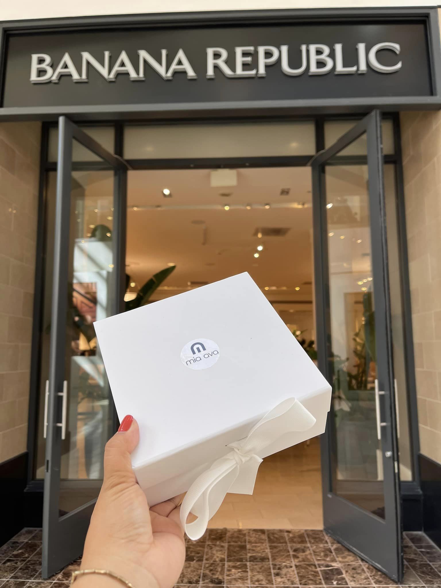 Mia Ava x Banana Republic: A Fusion of Affordable Luxury and Fall Fashion
