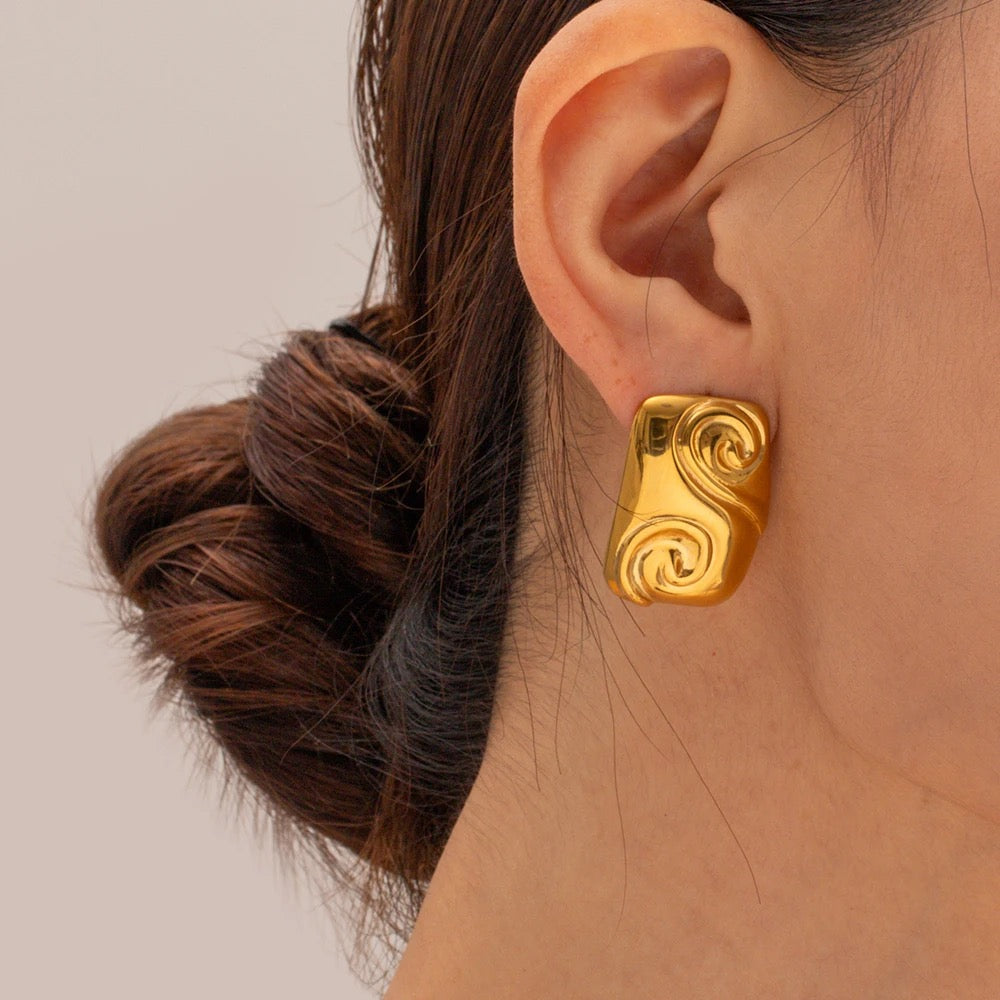 18K Statement Waves Studs