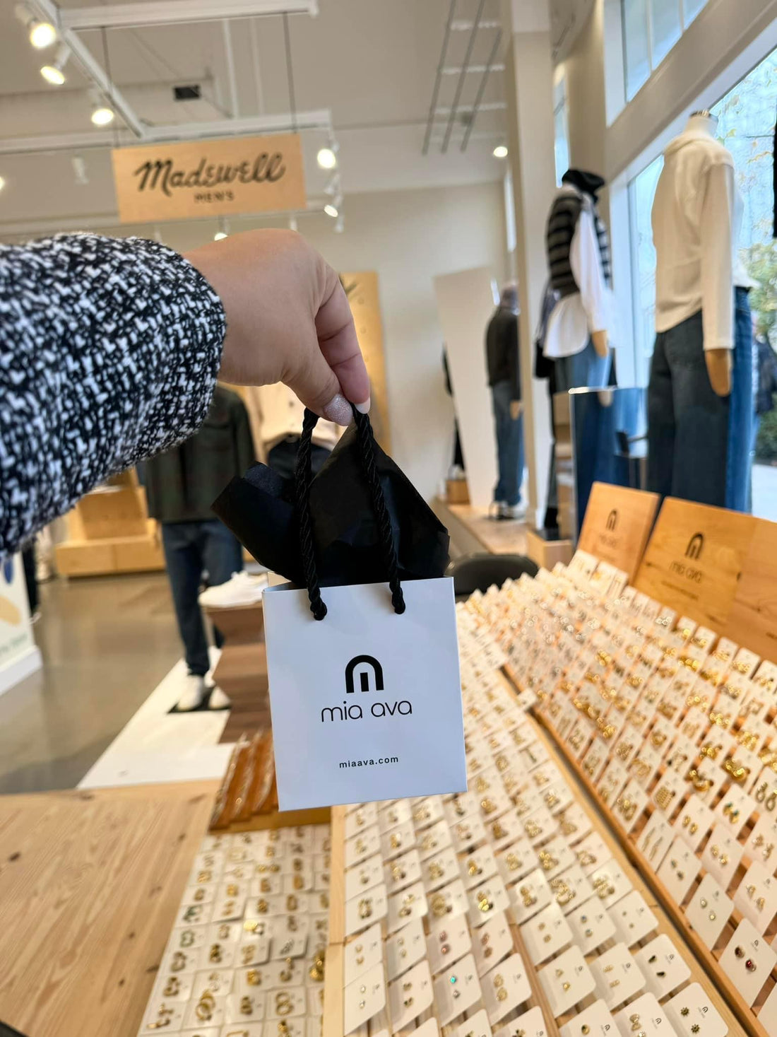Mia Ava x Madewell Winter Pop-Up Series: A Chic Fusion of Elegance and Cozy Fashion