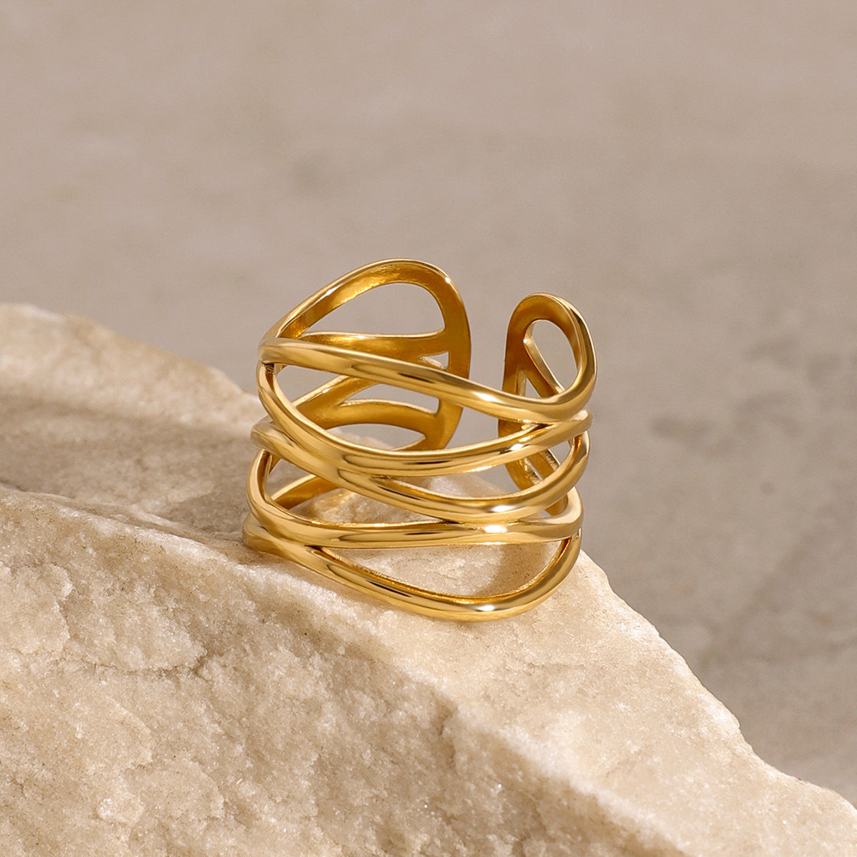 18K Intertwined Layered Rings