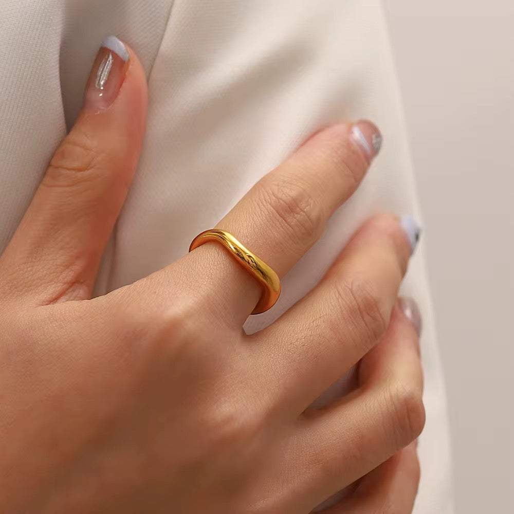 18K Smooth Wave Ring