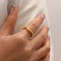 18K Smooth Wave Ring