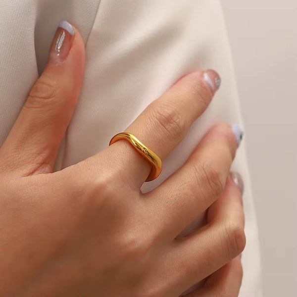 18K Smooth Wave Ring