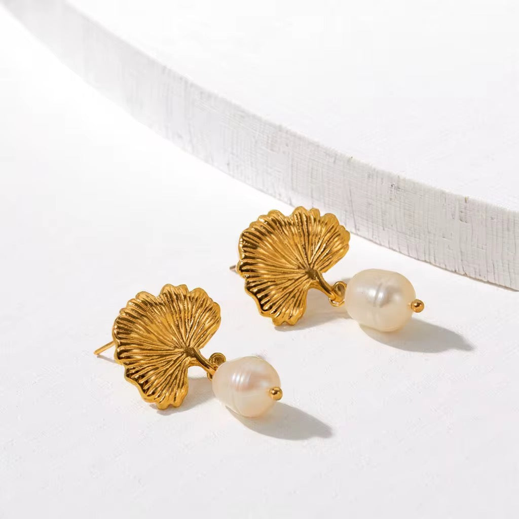 18K Fan Freshwater Pearl Earrings
