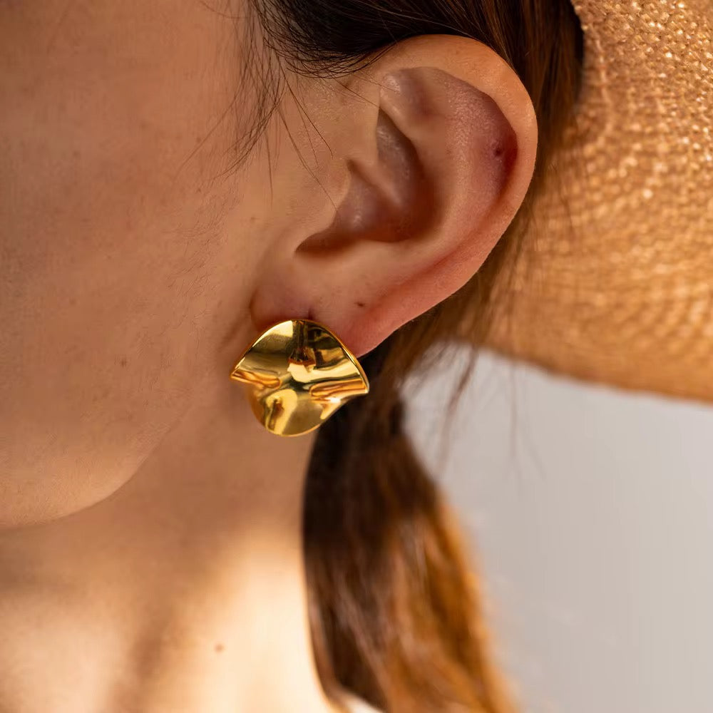 Wavy Square Studs in 18K Gold-Plating