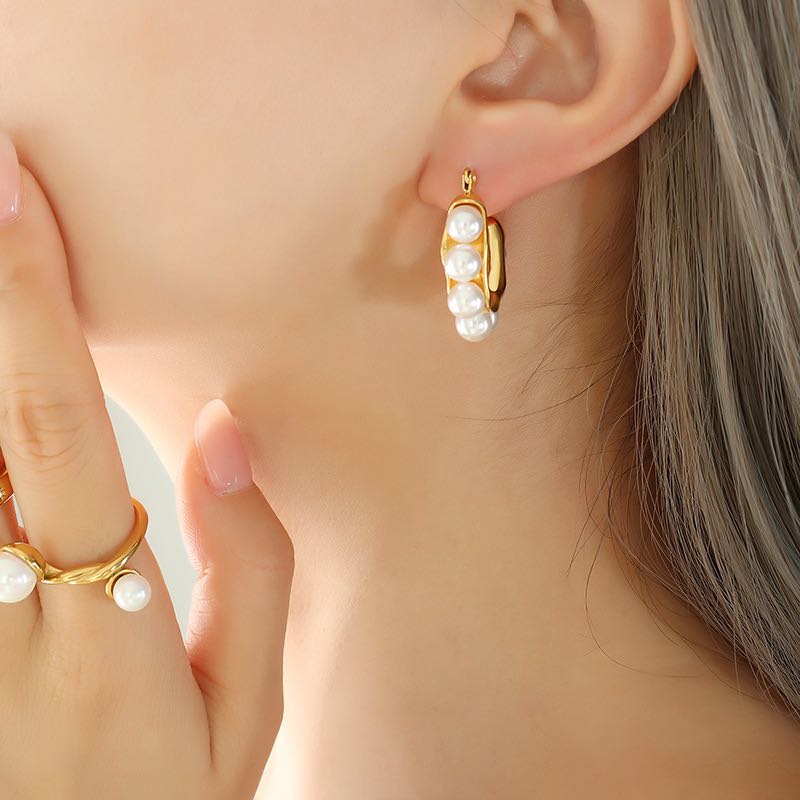 18K White Pearl C-shaped Earrings
